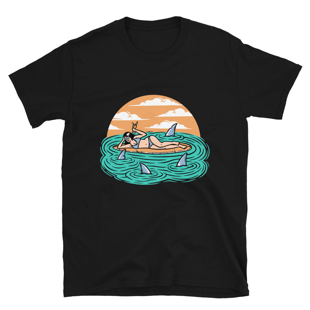 Mujer surfista acostada en tabla de surf Fit unisex Softstyle camiseta