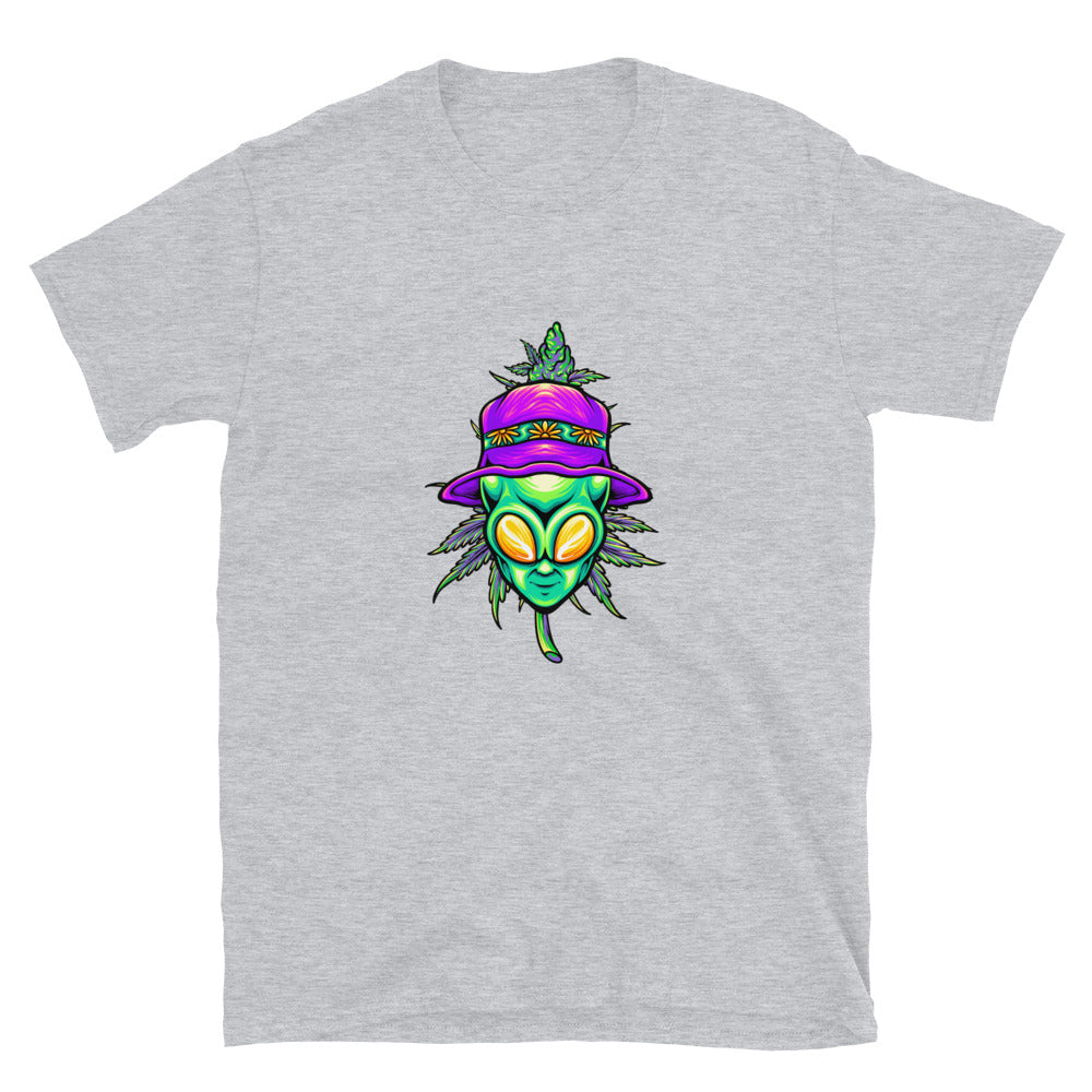 Cabeza alienígena de verano con planta de hoja de hierba de cannabis Fit Unisex Softstyle Camiseta