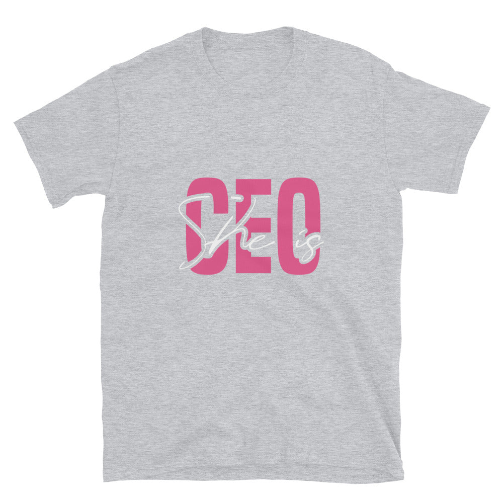 Ella es CEO Fit Unisex Softstyle camiseta