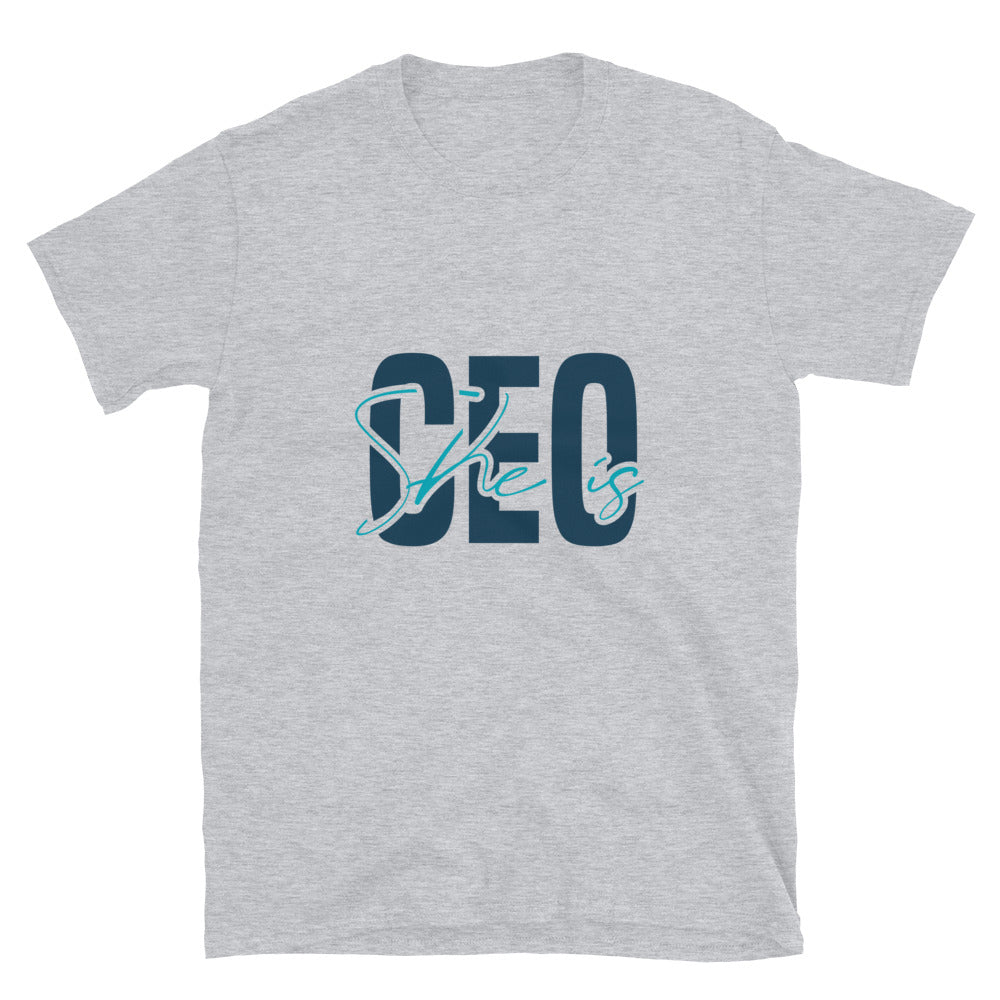 Ella es CEO Fit Unisex Softstyle camiseta