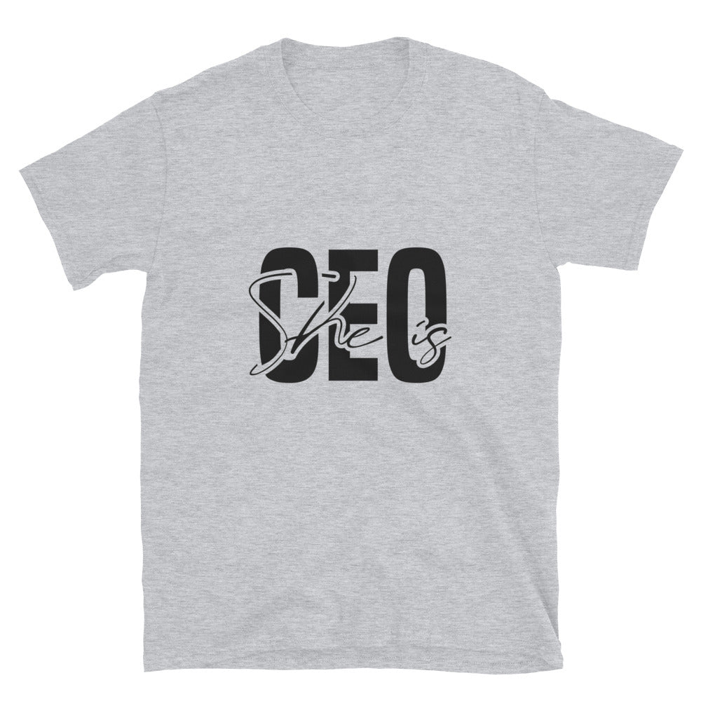 Ella es CEO Fit Unisex Softstyle camiseta