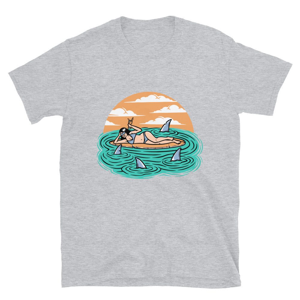 Mujer surfista acostada en tabla de surf Fit unisex Softstyle camiseta