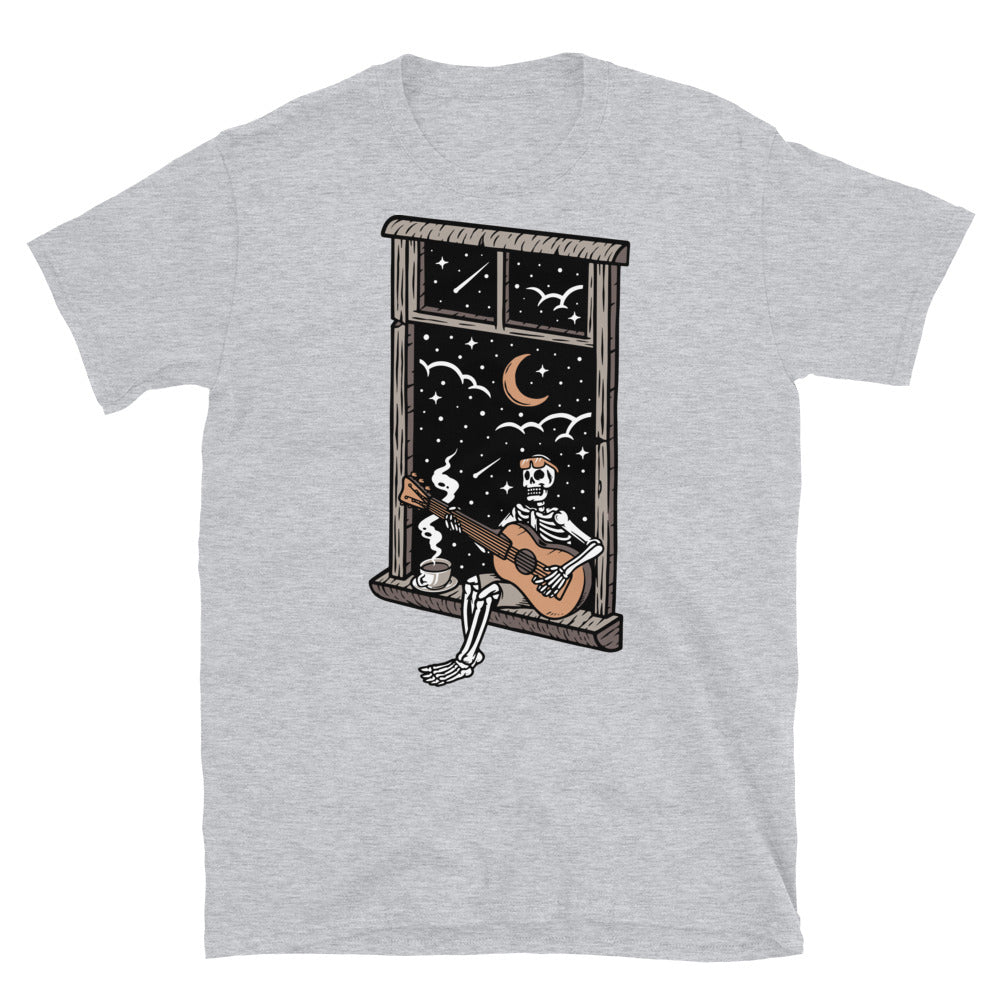 calavera tocando la guitarra en la ventana por la noche Fit Camiseta unisex Softstyle