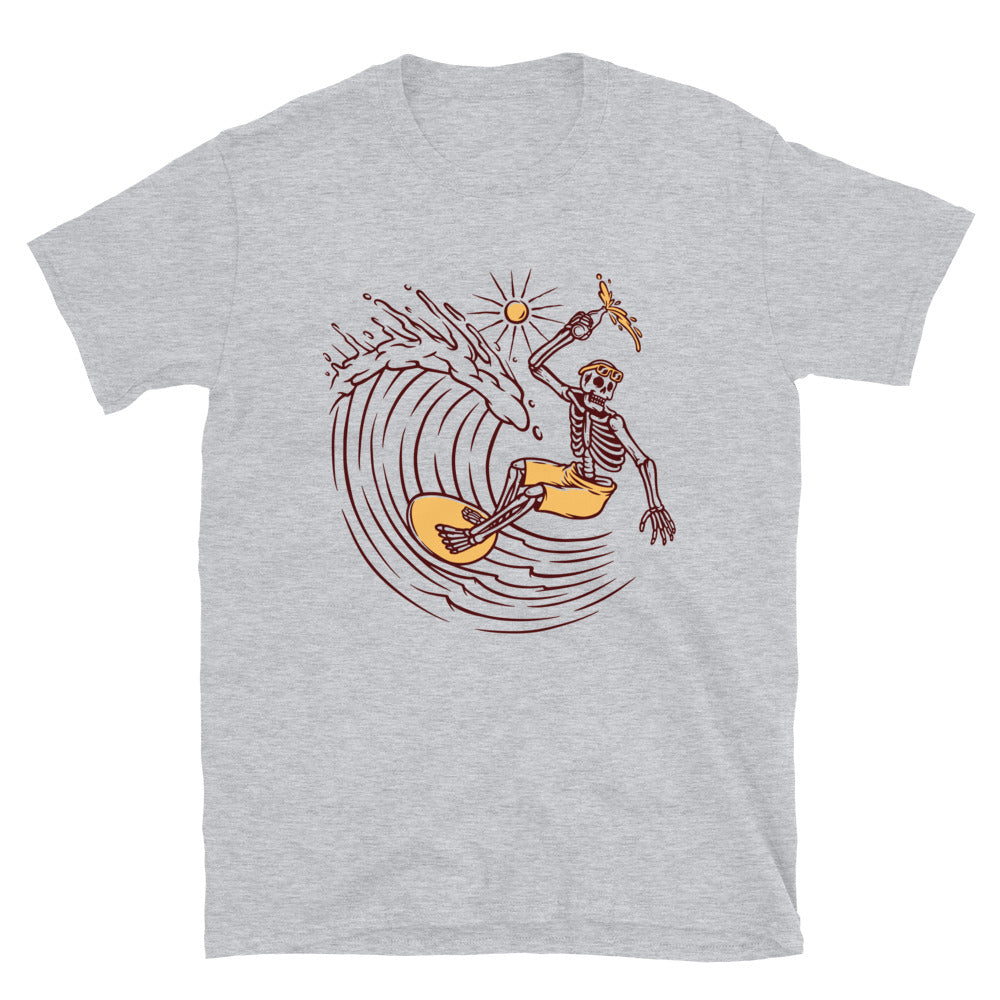 Calavera de surf en la playa Fit Unisex Softstyle Camiseta