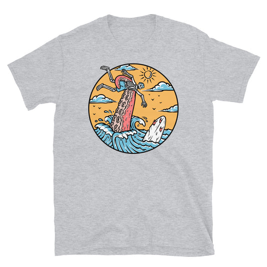 Pulpo ataca a surfistas en el mar Fit Camiseta unisex Softstyle